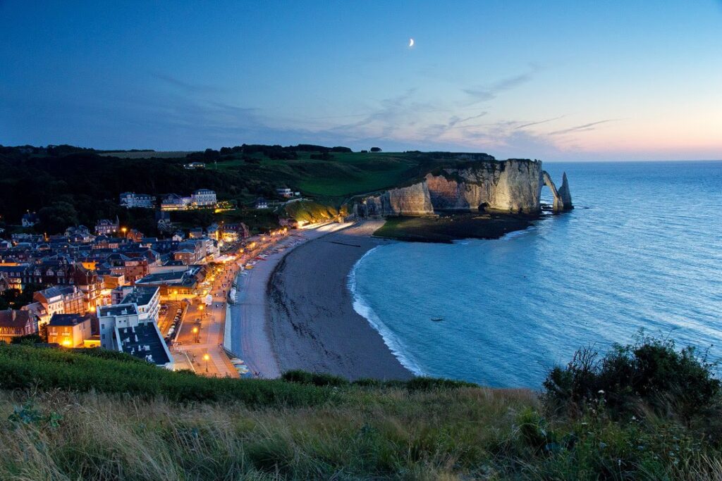 Lire la suite à propos de l’article Étretat : Un joyau de la Côte d’Albâtre